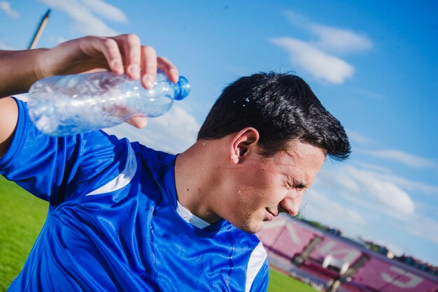 Jugador de fútbol enfadado