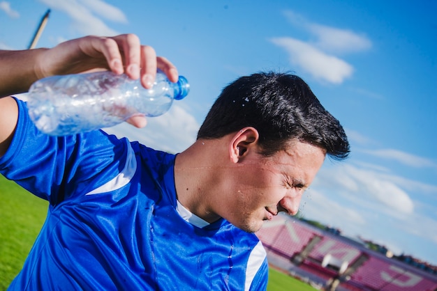 Jugador de fútbol enfadado