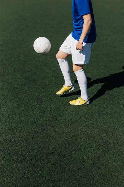 Jugador de fútbol entrenando
