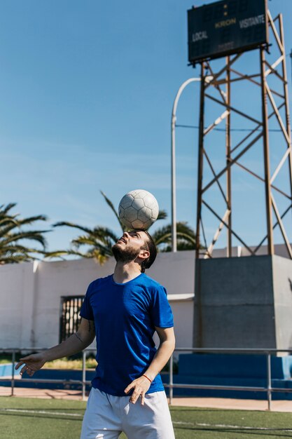 Jugador de fútbol entrenando