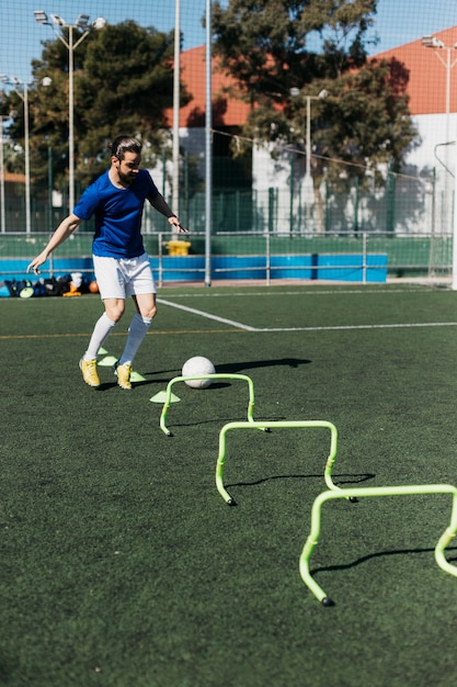 Foto gratuita jugador de fútbol entrenando