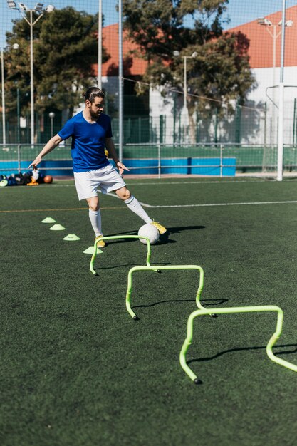 Jugador de fútbol entrenando