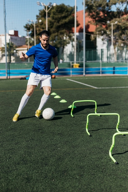 Jugador de fútbol entrenando