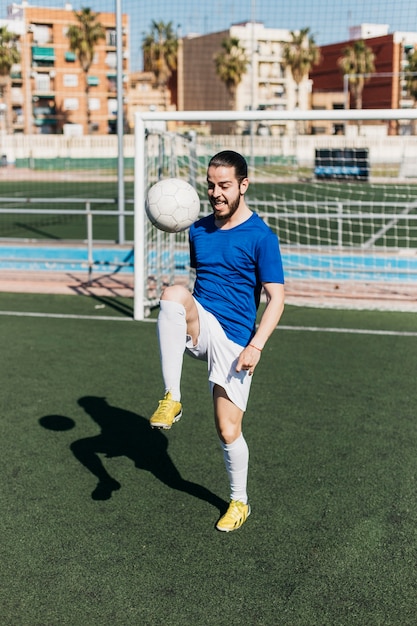 Foto gratuita jugador de fútbol entrenando