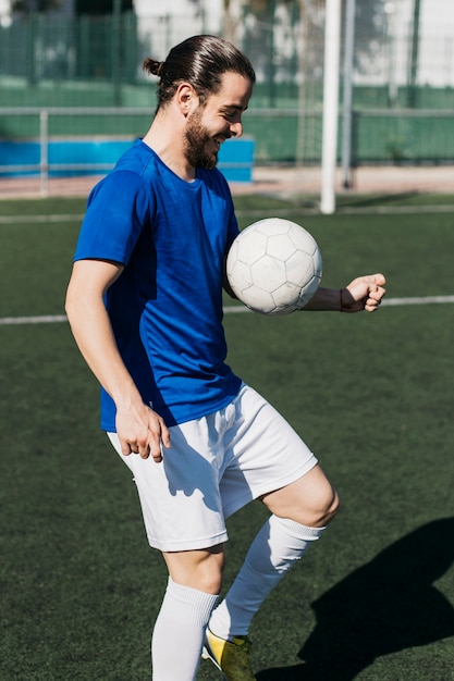 Jugador de fútbol entrenando