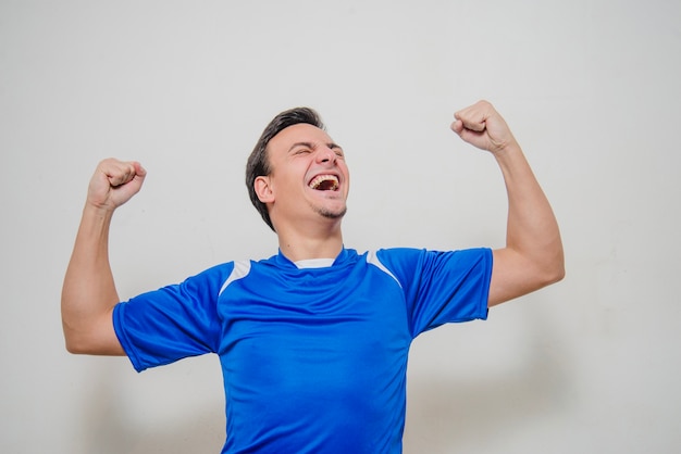 Jugador de fútbol feliz celebrando