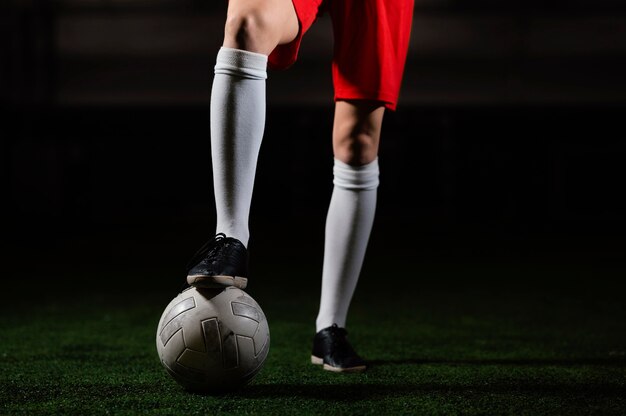 Jugador de fútbol femenino con balón de cerca