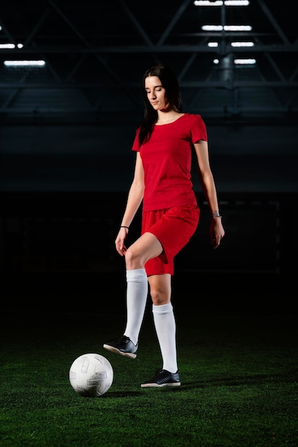Foto gratuita jugador de fútbol femenino con pelota