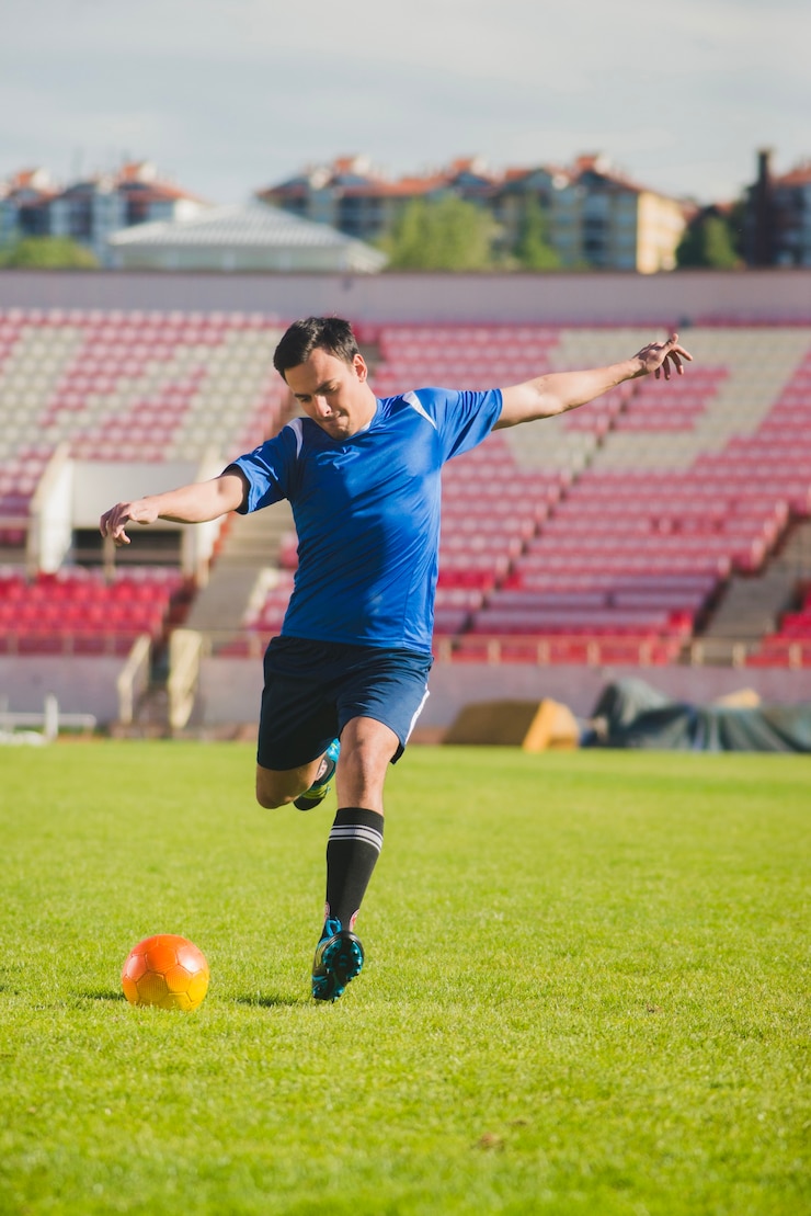 Foto gratuito jugador de fútbol golpeando tiro libre