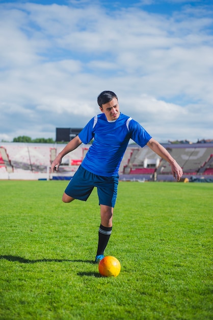 Foto gratuita jugador de fútbol golpeando