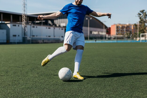 Jugador de fútbol golpeando