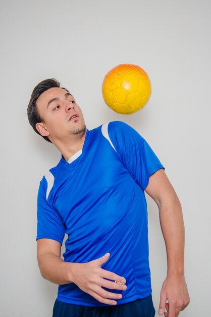 Jugador de fútbol haciendo trucos con pelota