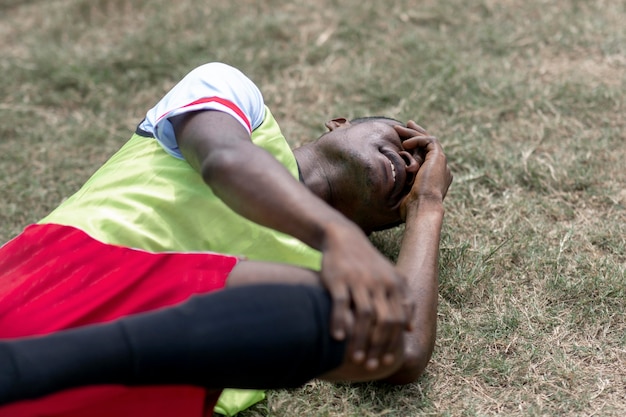 Jugador de fútbol herido durante el partido