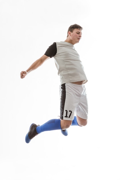 Jugador de fútbol joven cabeceando