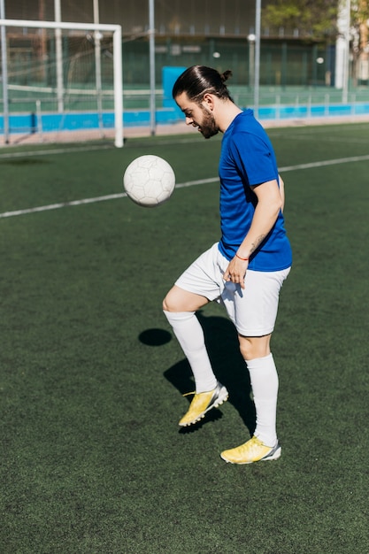 Jugador de fútbol jugando con pelota