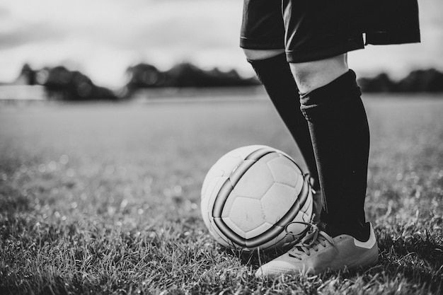 Jugador de fútbol junior en el campo