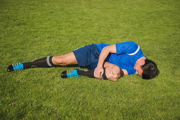 Jugador de fútbol lesionado tiene dolor