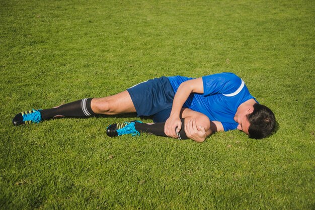 Jugador de fútbol lesionado tiene dolor