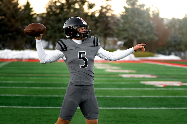 Foto gratuita jugador de fútbol masculino americano en uniforme en el campo