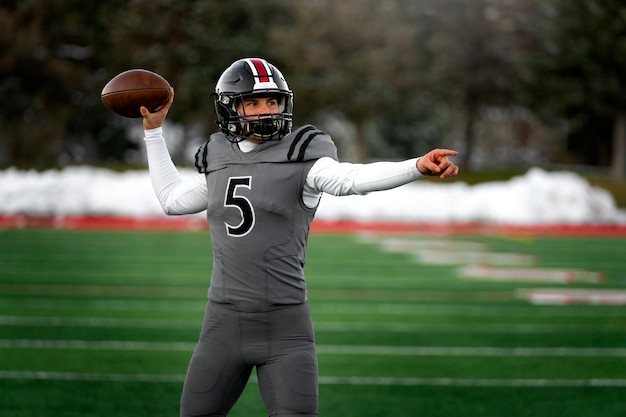 Jugador de fútbol masculino americano en uniforme en el campo