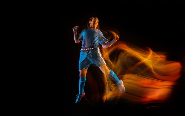 Jugador de fútbol o fútbol en estudio negro