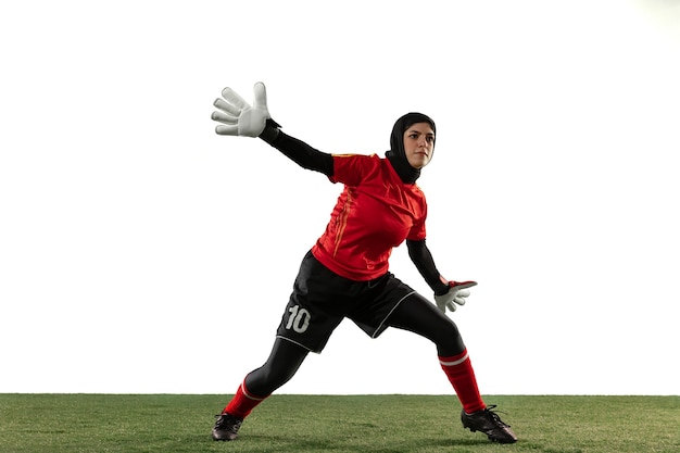 Jugador de fútbol o fútbol femenino árabe, portero sobre fondo blanco de estudio.