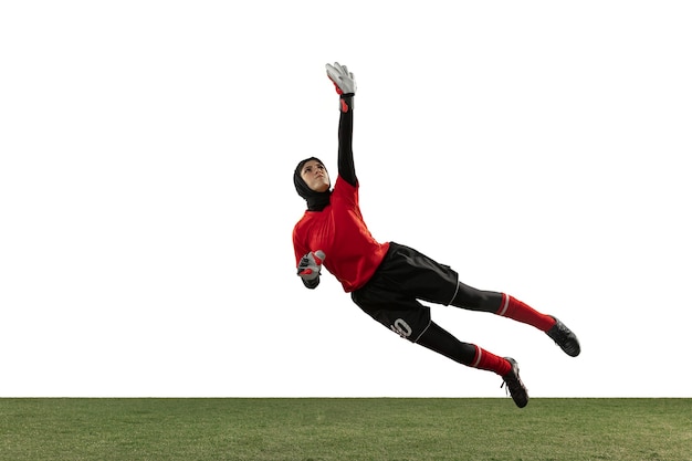 Jugador de fútbol o fútbol femenino árabe, portero sobre fondo blanco de estudio.