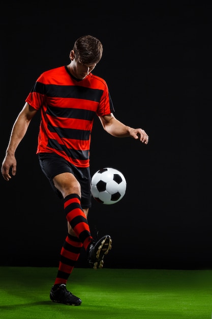 Jugador de fútbol pateando la pelota