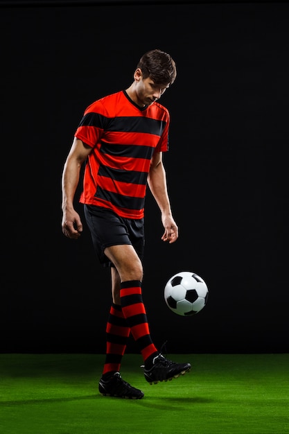 Foto gratuita jugador de fútbol pateando la pelota