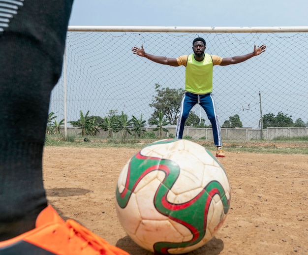 Jugador de fútbol con pelota de cerca