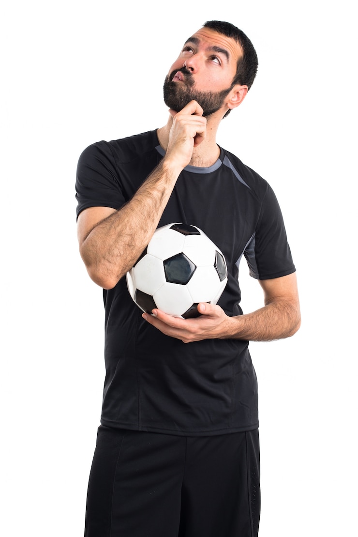 Foto gratuito jugador de fútbol pensando