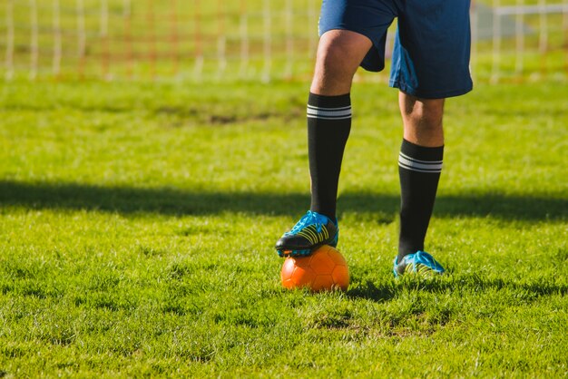 Jugador de fútbol pone su pie en la pelota