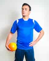 Foto gratuita jugador de fútbol posando con pelota