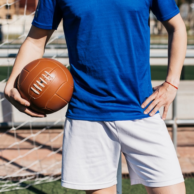 Jugador de fútbol posando