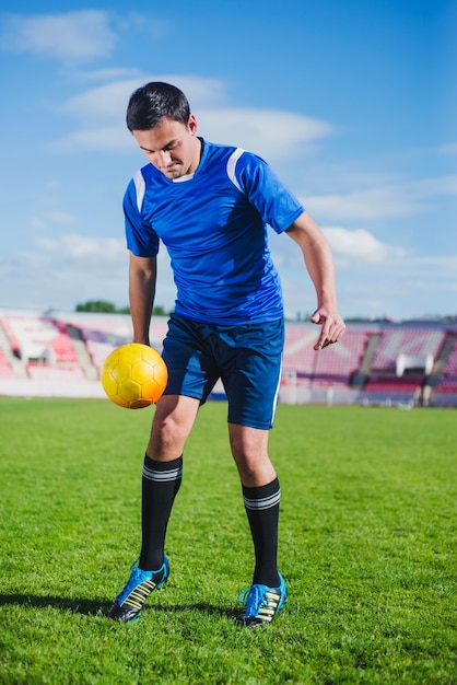 Jugador de fútbol practicando en estadio