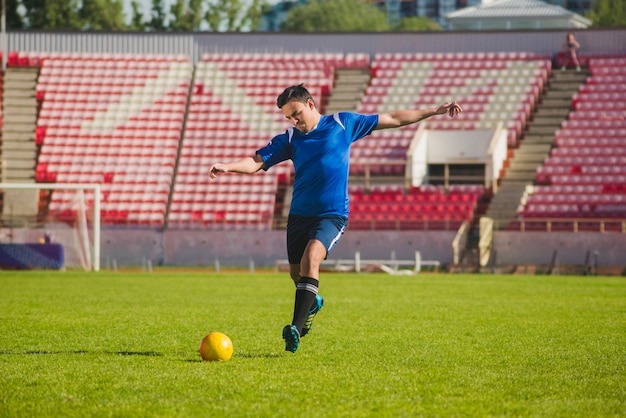 Jugador de fútbol a punto de golpear