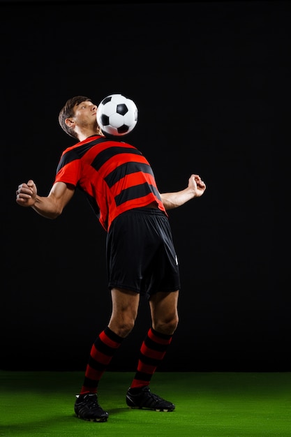 Jugador de fútbol seguro con balón, jugar al fútbol