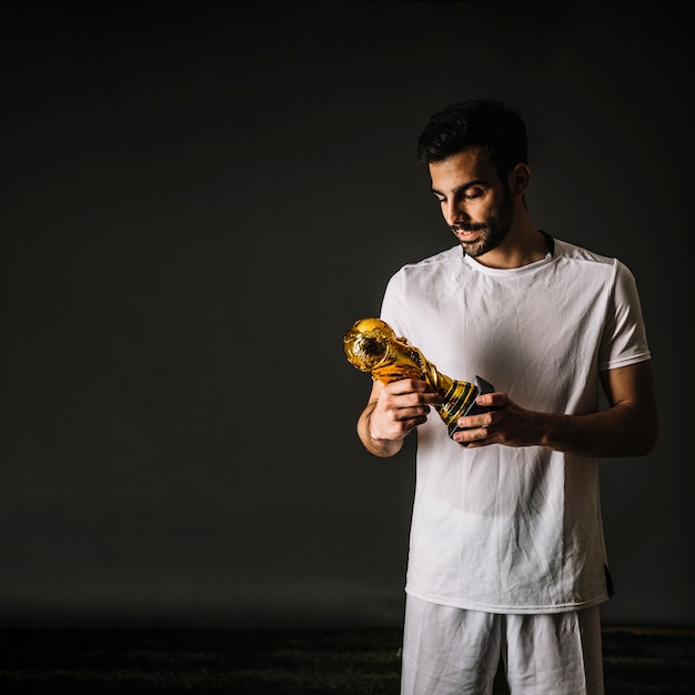 Jugador de fútbol con el trofeo de la FIFA