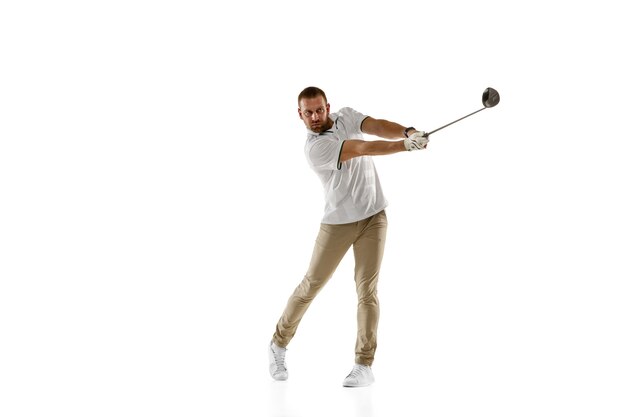 Jugador de golf con una camisa blanca tomando un swing aislado en una pared blanca con copyspace. Jugador profesional que practica con emociones brillantes y expresión facial. Concepto de deporte.