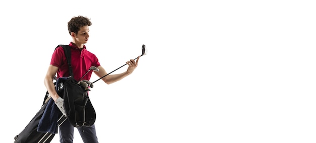 Foto gratuita jugador de golf en una camisa roja tomando un swing en estudio blanco
