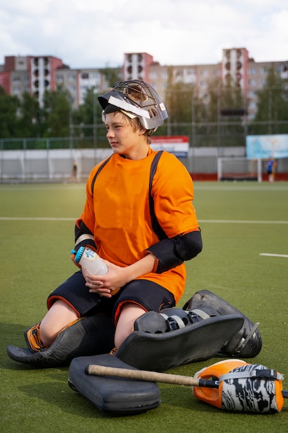 Foto gratuita jugador de hockey sobre césped entrenando y practicando el deporte sobre hierba