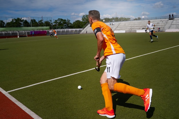 Jugador de hockey sobre césped entrenando y practicando el deporte sobre hierba