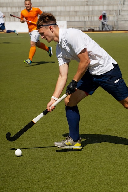 Jugador de hockey sobre césped entrenando y practicando el deporte sobre hierba