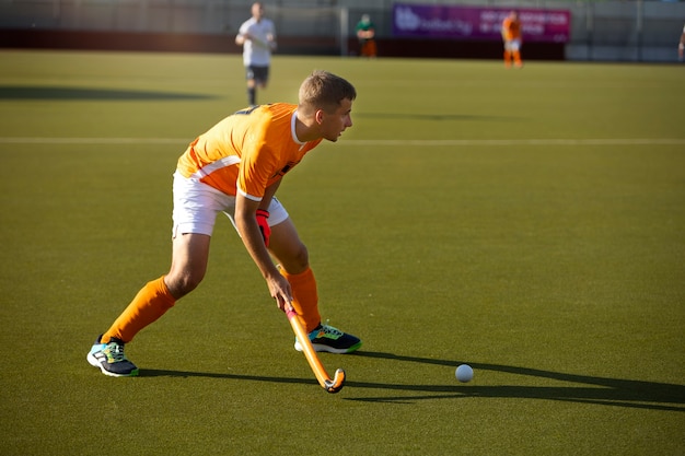 Jugador de hockey sobre césped entrenando y practicando el deporte sobre hierba