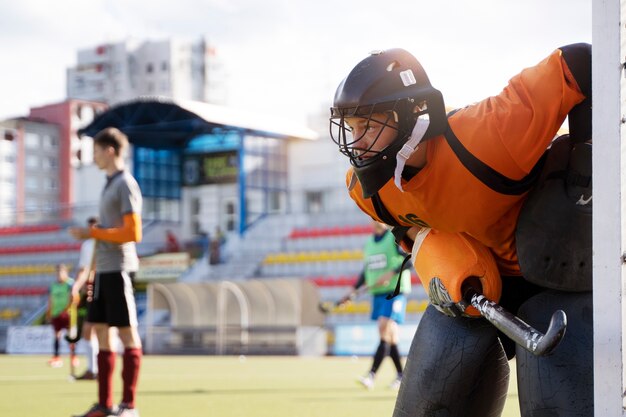 Jugador de hockey sobre césped en equipo sobre el césped