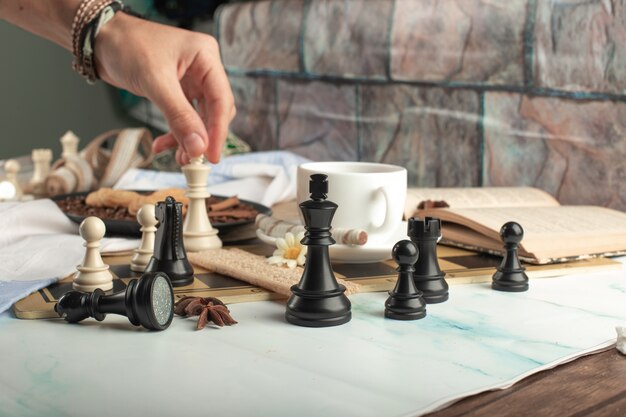 Un jugador jugando al ajedrez en la mesa