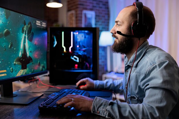 Jugador jugando a un videojuego de disparos espaciales