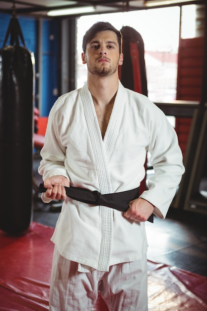 Foto gratuita jugador de karate de pie
