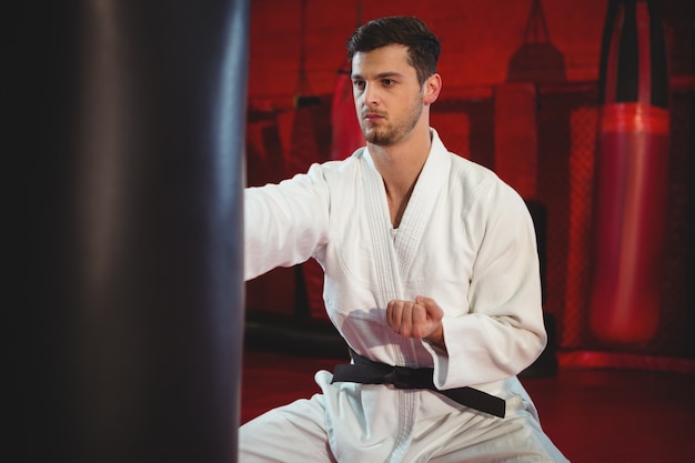 Jugador de karate realizando postura de karate