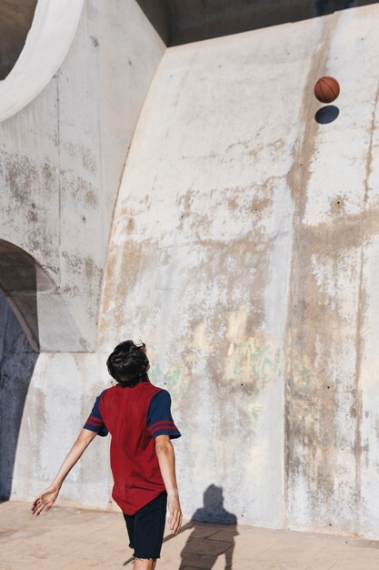 Jugador lanzando baloncesto en la pared